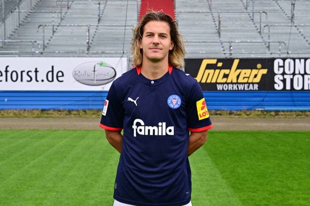 07.07.2026, Fußball, Herren, 2.BL (Bundesliga), Saison 2026 2027, Holstein Kiel, KSV, Media Day, Portraitshooting, Mannschaftsshooting John Tolkin Kiel Holstein-Stadion Schleswig-Holstein Deutschland *** July 7, 2026, Soccer, Men s, 2nd Division Bundesliga, 2026–2027 Season, Holstein Kiel, KSV, Media Day, Portrait Shoot, Team Photo Shoot, John Tolkin, Kiel, Holstein Stadium, Schleswig-Holstein, Germany