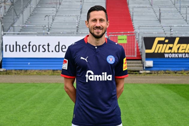 07.07.2026, Fußball, Herren, 2.BL (Bundesliga), Saison 2026 2027, Holstein Kiel, KSV, Media Day, Portraitshooting, Mannschaftsshooting Steven Skrzybski Kiel Holstein-Stadion Schleswig-Holstein Deutschland *** July 7, 2026, Soccer, Men s, 2nd Division Bundesliga, 2026–2027 Season, Holstein Kiel, KSV, Media Day, Portrait Shoot, Team Photo Shoot, Steven Skrzybski, Kiel, Holstein Stadium, Schleswig-Holstein, Germany