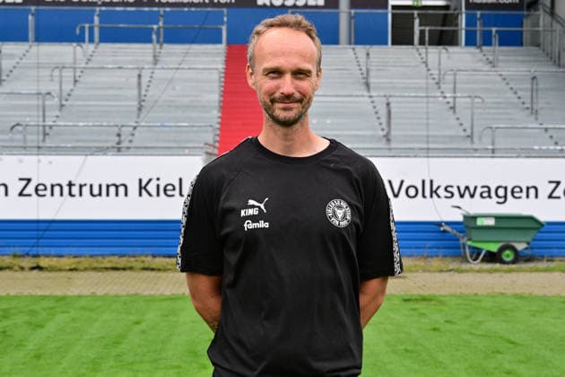 07.07.2026, Fußball, Herren, 2.BL (Bundesliga), Saison 2026 2027, Holstein Kiel, KSV, Media Day, Portraitshooting, Mannschaftsshooting Physioterapeut Timm Pflügler Kiel Holstein-Stadion Schleswig-Holstein Deutschland *** July 7, 2026, Soccer, Men s, 2nd Division Bundesliga, 2026–2027 Season, Holstein Kiel, KSV, Media Day, Portrait Shoot, Team Photo Shoot, Physical Therapist Timm Pflügler, Kiel Holstein Stadium, Schleswig-Holstein, Germany
