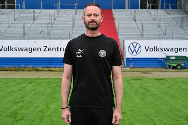 07.07.2026, Fußball, Herren, 2.BL (Bundesliga), Saison 2026 2027, Holstein Kiel, KSV, Media Day, Portraitshooting, Mannschaftsshooting Physiotherapeut Tim Höper Kiel Holstein-Stadion Schleswig-Holstein Deutschland *** July 7, 2026, Soccer, Men s, 2nd Division Bundesliga, 2026–2027 Season, Holstein Kiel, KSV, Media Day, Portrait Shoot, Team Photo Shoot, Physical Therapist Tim Höper, Kiel Holstein Stadium, Schleswig-Holstein, Germany
