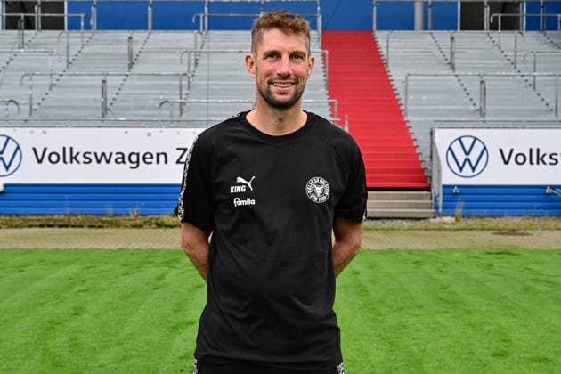 07.07.2026, Fußball, Herren, 2.BL (Bundesliga), Saison 2026 2027, Holstein Kiel, KSV, Media Day, Portraitshooting, Mannschaftsshooting Co-Trainer Julian Hübner Kiel Holstein-Stadion Schleswig-Holstein Deutschland *** July 7, 2026, Soccer, Men s, 2nd Division Bundesliga, 2026–2027 Season, Holstein Kiel, KSV, Media Day, Portrait Shoot, Team Photo Shoot, Assistant Coach Julian Hübner, Holstein Kiel Stadium, Schleswig-Holstein, Germany