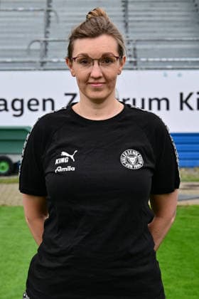 07.07.2026, Fußball, Herren, 2.BL (Bundesliga), Saison 2026 2027, Holstein Kiel, KSV, Media Day, Portraitshooting, Mannschaftsshooting Physioterapeutin Melanie Köhn Kiel Holstein-Stadion Schleswig-Holstein Deutschland *** July 7, 2026, Soccer, Men s, 2nd Bundesliga, 2026–2027 Season, Holstein Kiel, KSV, Media Day, Portrait Shoot, Team Photo Shoot, Physical Therapist Melanie Köhn, Kiel Holstein Stadium, Schleswig-Holstein, Germany