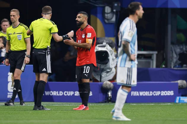 Argentina v Egypt: Round of 16 - FIFA World Cup, WM, Weltmeisterschaft, Fussball 2026 Referee Francois Letexier speaks to Mohamed Salah of Egypt during the FIFA World Cup 2026 Round of 16 match between Argentina and Egypt at Atlanta Stadium on July 7, 2026 in Atlanta, United States. Atlanta Atlanta Stadium GA United States Copyright: xAllstarxPicturexLibraryxLtdx