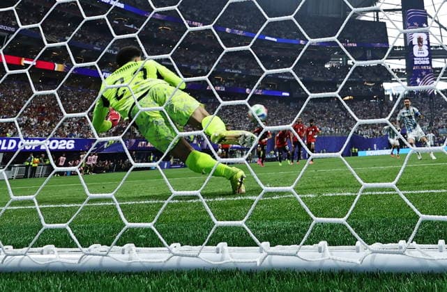 FIFA World Cup, WM, Weltmeisterschaft, Fussball 2026 - Round of 16 - Argentina vs Egypt Egypt goalkeeper Mostafa Shoubir (L) saves a penalty from Lionel Messi of Argentina (R) during the FIFA World Cup 2026 Round of 16 match Argentina against Egypt, in Atlanta, USA, 07 July 2026. ATLANTA United States  Copyright: xRONALDxWITTEKx