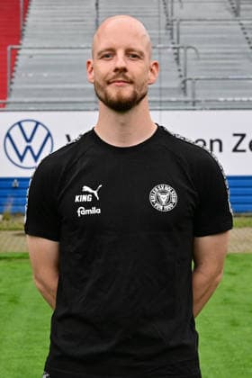 07.07.2026, Fußball, Herren, 2.BL (Bundesliga), Saison 2026 2027, Holstein Kiel, KSV, Media Day, Portraitshooting, Mannschaftsshooting Physioterapeut Gunnar Kugler Kiel Holstein-Stadion Schleswig-Holstein Deutschland *** July 7, 2026, Soccer, Men s, 2nd Division Bundesliga, 2026–2027 Season, Holstein Kiel, KSV, Media Day, Portrait Shoot, Team Photo Shoot, Physical Therapist Gunnar Kugler, Kiel Holstein Stadium, Schleswig-Holstein, Germany