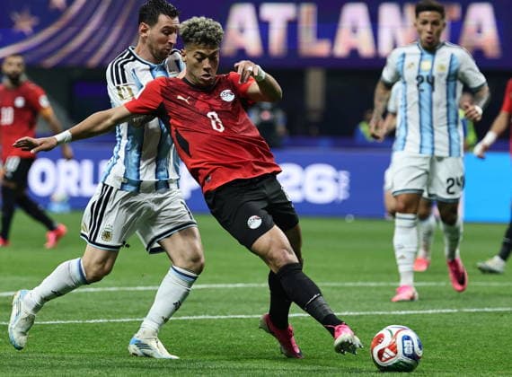 FIFA World Cup, WM, Weltmeisterschaft, Fussball 2026 - Round of 16 - Argentina vs Egypt Lionel Messi of Argentina (L) and Emam Ashour of Egypt in action during the FIFA World Cup 2026 Round of 16 match Argentina against Egypt, in Atlanta, USA, 07 July 2026. ATLANTA United States  Copyright: xRONALDxWITTEKx