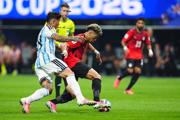 Argentina v Egypt - FIFA World Cup, WM, Weltmeisterschaft, Fussball 2026 - Round of 16 ATLANTA, USA - JULY 07: Enzo Fernandez (L) of Argentina in action against Emam Ashour (R) of Egypt during the 2026 FIFA World Cup Round of 16 match between Argentina and Egypt at Mercedes-Benz Stadium (Atlanta Stadium) in Atlanta, Georgia, United States on July 07, 2026. Evrim Aydin Anadolu Georgia United States. Editorial use only. Please get in touch for any other usage.  Copyright: x2026xAnadoluxEvrimxAydinx