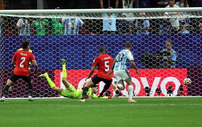 FIFA World Cup, WM, Weltmeisterschaft, Fussball 2026 - Round of 16 - Argentina vs Egypt Goalkeeper Mostafa Shoubir of Egypt makes a save during the FIFA World Cup 2026 Round of 16 match Argentina against Egypt, in Atlanta, USA, 07 July 2026. ATLANTA United States  Copyright: xCRISTOBALxHERRERA-ULASHKEVICHx