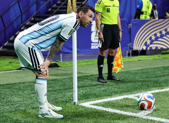 FIFA World Cup, WM, Weltmeisterschaft, Fussball 2026 - Round of 16 - Argentina vs Egypt Lionel Messi of Argentina prepares to take a corner kick during the FIFA World Cup 2026 Round of 16 match Argentina against Egypt, in Atlanta, USA, 07 July 2026. ATLANTA United States  Copyright: xRONALDxWITTEKx
