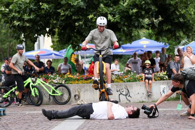 CYCLING - Oesterreich Rundfahrt 2026 GRAZ,AUSTRIA,07.JUL.26 - CYCLING - Tour of Austria, team presentation. Image shows stunt cyclist event.  GEPAxpictures xJamesxDoak