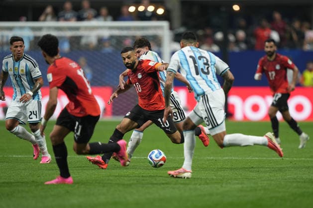 Egypt national team, Nationalteam player Mohamed Salah (3i) and Argentina national team player Cristian Romero during the 2026 World Cup Round of 16 match between Argentina and Egypt at Atlanta Stadium, US, 7 July 20263. Argentina vs Egypt !ACHTUNG: NUR REDAKTIONELLE NUTZUNG!  Copyright: xAlbertoxBoalx GRAF2818 20260707-55020829136_1