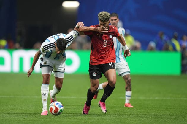Argentine defender Nahuel Molina challenges Egyptian midfielder Emam Ashour (R) during the 2026 World Cup Round of 16 match between Argentina and Egypt at Atlanta Stadium, US, 7 July 20263. Argentina vs Egypt !ACHTUNG: NUR REDAKTIONELLE NUTZUNG!  Copyright: xAlbertoxBoalx GRAF2820 20260707-55020829173_1