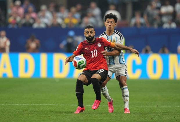 Mohamed Salah (Egypt) and Lisandro Martinez (Argentina) during Argentina and Egypt, Round of 16 FIFA World Cup, WM, Weltmeisterschaft, Fussball 2026, Atlanta Stadium, Atlanta, United States on July 7, 2026. Thor Wegner DeFodi Images. (Photo by DeFodi Images) - *** Mohamed Salah of Egypt and Lisandro Martinez of Argentina during the Round of 16 match between Argentina and Egypt at the 2026 FIFA World Cup, held at Atlanta Stadium in Atlanta, United States, on July 7, 2026. Photo by Thor Wegner, DeFodi Images