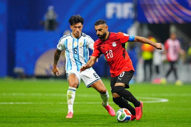 Argentina v Egypt - FIFA World Cup, WM, Weltmeisterschaft, Fussball 2026 - Round of 16 ATLANTA, USA - JULY 07: Lisandro Martinez (6) of Argentina in action against Mohamed Salah (10) of Egypt during the 2026 FIFA World Cup Round of 16 match between Argentina and Egypt at Mercedes-Benz Stadium (Atlanta Stadium) in Atlanta, Georgia, United States on July 07, 2026. Evrim Aydin Anadolu Georgia United States. Editorial use only. Please get in touch for any other usage.  Copyright: x2026xAnadoluxEvrimxAydinx