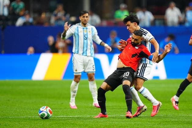 Argentina v Egypt - FIFA World Cup, WM, Weltmeisterschaft, Fussball 2026 - Round of 16 ATLANTA, USA - JULY 07: Lisandro Martinez (6) of Argentina in action against Mohamed Salah (10) of Egypt during the 2026 FIFA World Cup Round of 16 match between Argentina and Egypt at Mercedes-Benz Stadium (Atlanta Stadium) in Atlanta, Georgia, United States on July 07, 2026. Evrim Aydin Anadolu Georgia United States. Editorial use only. Please get in touch for any other usage.  Copyright: x2026xAnadoluxEvrimxAydinx