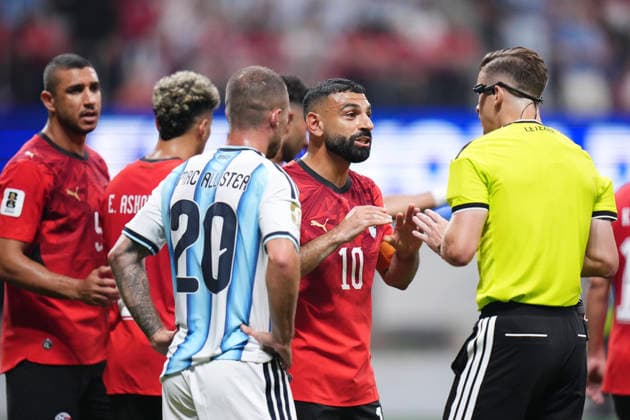 Argentina v Egypt: Round of 16 - FIFA World Cup, WM, Weltmeisterschaft, Fussball 2026 Mohamed Salah of Egypy protests during the FIFA World Cup 2026 Round of 16 match between Argentina and Egypt at Atlanta Stadium on July 07, 2026 in Atlanta, Georgia. Atlanta GA United States  Copyright: xJosexBretonx originalFilename:bretonhernandez-argentin260707_npcrz.jpg