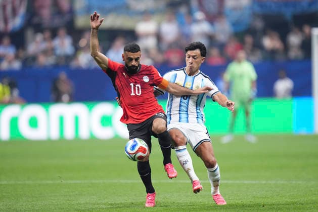 July 7, 2026, Atlanta, Georgia, United States: Mohamed Salah of Egypy and Lisandro Martinez of Argentina compete for the ball during the FIFA World Cup, WM, Weltmeisterschaft, Fussball 2026 Round of 16 match between Argentina and Egypt at Atlanta Stadium on July 07, 2026 in Atlanta, Georgia. Argentina V Egypt: Round Of 16 - FIFA World Cup 2026  - ZUMAa181 20260707_zaa_a181_020 Copyright: xJosexBretonx