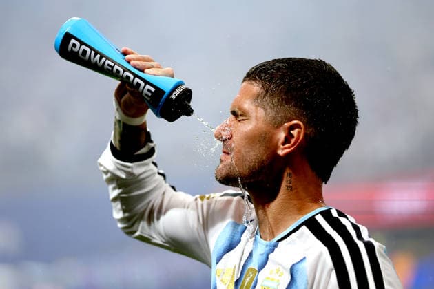 Argentina v Egypt FIFA World Cup, WM, Weltmeisterschaft, Fussball 07 July 2026 Atlanta - Fifa World Cup round of 16 - Argentina v Egypt - Rodrigo De Paul of Argentina cools down by spraying his face with water - (Photo by Charlotte Wilson). Atlanta Georgia USA *** Argentinien gegen Ägypten – FIFA-Weltmeisterschaft, 7. Juli 2026, Atlanta – Achtelfinale der FIFA-Weltmeisterschaft: Argentinien gegen Ägypten – Rodrigo De Paul aus Argentinien kühlt sich ab, indem er sich Wasser ins Gesicht spritzt. Foto: Charlotte Wilson, Atlanta, Georgia, USA  Copyright: xCharlottexWilsonxOffside