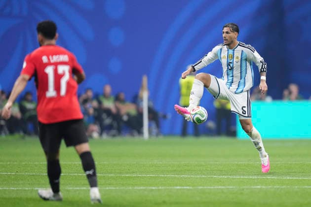 Argentina v Egypt: Round of 16 - FIFA World Cup, WM, Weltmeisterschaft, Fussball 2026 Leandro Paredes of Argentina controls the ball during the FIFA World Cup 2026 Round of 16 match between Argentina and Egypt at Atlanta Stadium on July 07, 2026 in Atlanta, Georgia. Atlanta GA United States  Copyright: xJosexBretonx originalFilename:bretonhernandez-argentin260707_np3fH.jpg