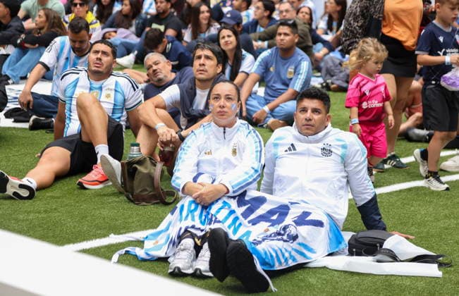 FIFA World Cup, WM, Weltmeisterschaft, Fussball 2026 - Watch party in New York People watch a public broadcast of FIFA WOrld Cup 2026 Round of 16 match Argentina against Egypt at the NYNJ World Cup 26 & Telemundo Fan Village at Rockefeller Center in New York, New York, USA, 07 July 2026. NEW YORK NEW YORK UNITED STATES  Copyright: xSARAHxYENESELx