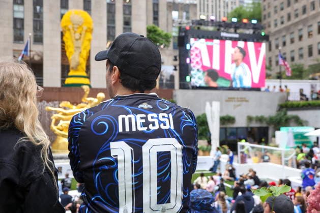 FIFA World Cup, WM, Weltmeisterschaft, Fussball 2026 - Watch party in New York People watch a public broadcast of FIFA WOrld Cup 2026 Round of 16 match Argentina against Egypt at the NYNJ World Cup 26 & Telemundo Fan Village at Rockefeller Center in New York, New York, USA, 07 July 2026. NEW YORK NEW YORK UNITED STATES  Copyright: xSARAHxYENESELx