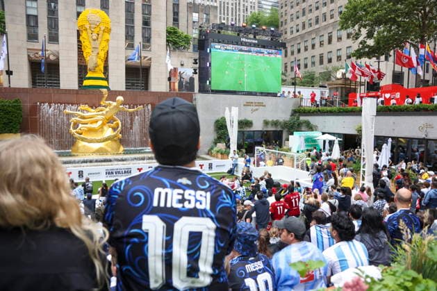 FIFA World Cup, WM, Weltmeisterschaft, Fussball 2026 - Watch party in New York People watch a public broadcast of FIFA WOrld Cup 2026 Round of 16 match Argentina against Egypt at the NYNJ World Cup 26 & Telemundo Fan Village at Rockefeller Center in New York, New York, USA, 07 July 2026. NEW YORK NEW YORK UNITED STATES  Copyright: xSARAHxYENESELx