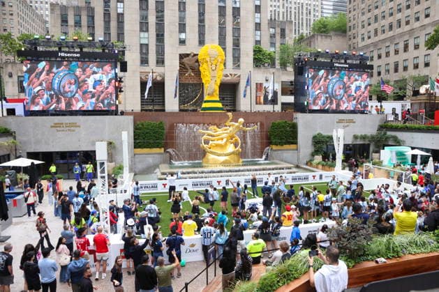 FIFA World Cup, WM, Weltmeisterschaft, Fussball 2026 - Watch party in New York People watch a public broadcast of FIFA WOrld Cup 2026 Round of 16 match Argentina against Egypt at the NYNJ World Cup 26 & Telemundo Fan Village at Rockefeller Center in New York, New York, USA, 07 July 2026. NEW YORK NEW YORK UNITED STATES  Copyright: xSARAHxYENESELx