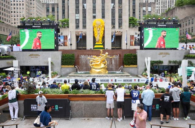 FIFA World Cup, WM, Weltmeisterschaft, Fussball 2026 - Watch party in New York People watch a public broadcast of FIFA WOrld Cup 2026 Round of 16 match Argentina against Egypt at the NYNJ World Cup 26 & Telemundo Fan Village at Rockefeller Center in New York, New York, USA, 07 July 2026. NEW YORK NEW YORK UNITED STATES  Copyright: xSARAHxYENESELx