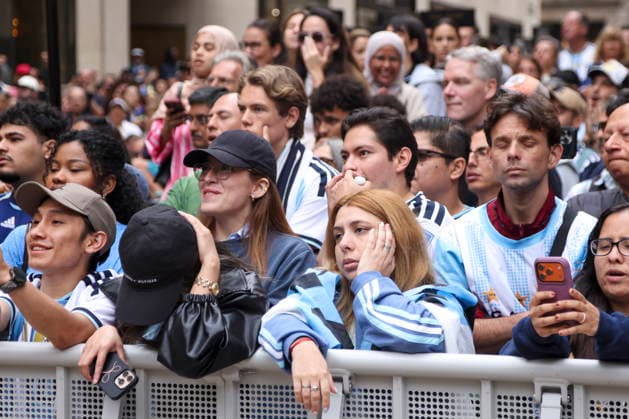 FIFA World Cup, WM, Weltmeisterschaft, Fussball 2026 - Watch party in New York Argentina fans watch a public broadcast of the FIFA World Cup 2026 Round of 16 match Argentina against Egypt at the NYNJ World Cup 26 & Telemundo Fan Village at Rockefeller Center in New York, New York, USA, 07 July 2026. NEW YORK NEW YORK UNITED STATES  Copyright: xSARAHxYENESELx