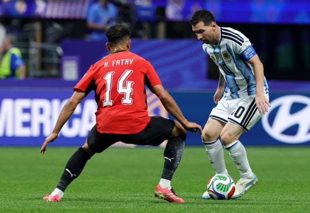 FIFA World Cup, WM, Weltmeisterschaft, Fussball 2026 - Round of 16 - Argentina vs Egypt Hamdy Fathy of Egypt (L) and Lionel Messi of Argentina in action during the FIFA World Cup 2026 Round of 16 match Argentina against Egypt, in Atlanta, USA, 07 July 2026. ATLANTA United States  Copyright: xCRISTOBALxHERRERA-ULASHKEVICHx