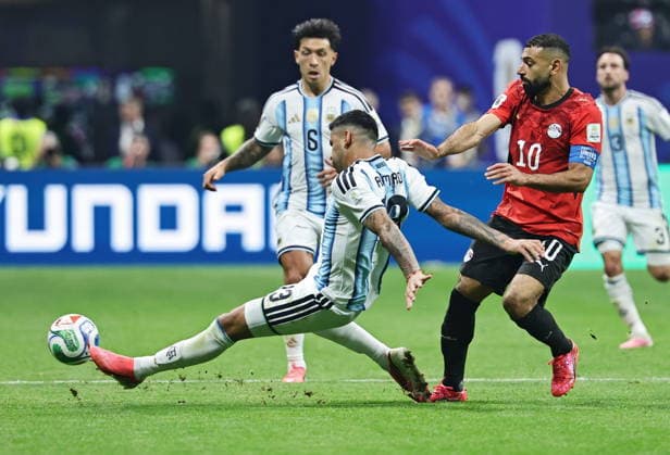 FIFA World Cup, WM, Weltmeisterschaft, Fussball 2026 - Watch party in New York Cristian Romero of Argentina (L) and Mo Salah of Egypt (R) in action during the FIFA World Cup 2026 Round of 16 match Argentina against Egypt, in Atlanta, USA, 07 July 2026. ATLANTA United States  Copyright: xRONALDxWITTEKx