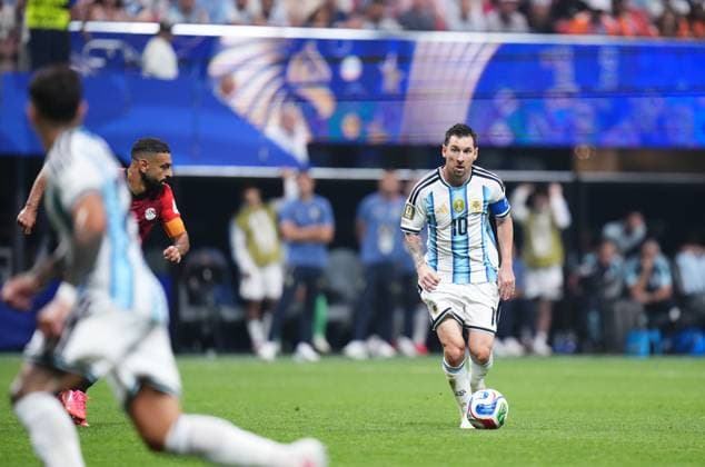 Argentina v Egypt - FIFA World Cup, WM, Weltmeisterschaft, Fussball 2026 - Round of 16 ATLANTA, USA - JULY 07: Lionel Messi (R) of Argentina in action against Mohamed Salah (L) of Egypt during the 2026 FIFA World Cup Round of 16 match between Argentina and Egypt at Mercedes-Benz Stadium (Atlanta Stadium) in Atlanta, Georgia, United States on July 07, 2026. Jose Hernandez Anadolu Georgia United States. Editorial use only. Please get in touch for any other usage.  Copyright: x2026xAnadoluxJosexHernandezx
