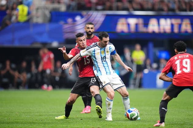 Argentina v Egypt - FIFA World Cup, WM, Weltmeisterschaft, Fussball 2026 - Round of 16 ATLANTA, USA - JULY 07: Lionel Messi (10) of Argentina in action against Karim Hafez of Egypy (15) of Egypt during the 2026 FIFA World Cup Round of 16 match between Argentina and Egypt at Mercedes-Benz Stadium (Atlanta Stadium) in Atlanta, Georgia, United States on July 07, 2026. Jose Hernandez Anadolu Georgia United States. Editorial use only. Please get in touch for any other usage.  Copyright: x2026xAnadoluxJosexHernandezx