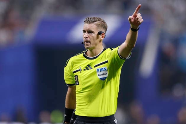 Argentina v Egypt: Round of 16 - FIFA World Cup, WM, Weltmeisterschaft, Fussball 2026 Referee Francois Letexier signals during the FIFA World Cup 2026 Round of 16 match between Argentina and Egypt at Atlanta Stadium on July 7, 2026 in Atlanta, United States. Atlanta Atlanta Stadium GA United States Copyright: xAllstarxPicturexLibraryxLtdx