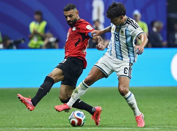 FIFA World Cup, WM, Weltmeisterschaft, Fussball 2026 - Round of 16 - Argentina vs Egypt Mo Salah of Egypt (L) and Lisandro Martinez of Argentina in action during the FIFA World Cup 2026 Round of 16 match Argentina against Egypt, in Atlanta, USA, 07 July 2026. ATLANTA United States  Copyright: xRONALDxWITTEKx