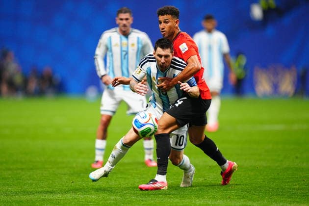 Argentina v Egypt - FIFA World Cup, WM, Weltmeisterschaft, Fussball 2026 - Round of 16 ATLANTA, USA - JULY 07: Lionel Messi (10) of Argentina in action against Hamdy Fathy (14) of Egypt during the 2026 FIFA World Cup Round of 16 match between Argentina and Egypt at Mercedes-Benz Stadium (Atlanta Stadium) in Atlanta, Georgia, United States on July 07, 2026. Evrim Aydin Anadolu Georgia United States. Editorial use only. Please get in touch for any other usage.  Copyright: x2026xAnadoluxEvrimxAydinx