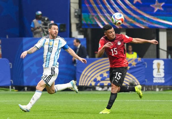 Karim Hafez (Aegypten, 15) klaert den Ball per Kopf vor Lionel Messi (Argentinien, 10). USA, FIFA Weltmeisterschaft, Achtelfinale, Argentinien vs Aegypten, Atlanta, 07.07.2026 FIFA Weltmeisterschaft, Achtelfinale, Argentinien vs Aegypten, Atlanta, 07.07.2026 Atlanta *** Karim Hafez (Egypt), No. 15, clears the ball with a header in front of Lionel Messi (Argentina), No. 10, USA, FIFA World Cup, Round of 16, Argentina vs. Egypt, Atlanta, July 7, 2026 FIFA World Cup, Round of 16, Argentina vs. Egypt, Atlanta, July 7, 2026 Atlanta Copyright: xEibner-Pressefoto ScottxColemanx EP_SCN