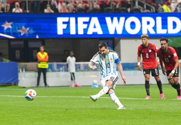 Lionel Messi (Argentinien, 10) schiesst einen Strafstoss. Mostafa Shobeir (Aegypten, 23) pariert den Elfmeter. USA, FIFA Weltmeisterschaft, Achtelfinale, Argentinien vs Aegypten, Atlanta, 07.07.2026 FIFA Weltmeisterschaft, Achtelfinale, Argentinien vs Aegypten, Atlanta, 07.07.2026 Atlanta *** Lionel Messi (Argentina, No. 10) takes a penalty kick; Mostafa Shobeir (Egypt, No. 23) saves the penalty kick; USA, FIFA World Cup, Round of 16, Argentina vs. Egypt, Atlanta, July 7, 2026 FIFA World Cup, Round of 16, Argentina vs. Egypt, Atlanta, July 7, 2026 Atlanta Copyright: xEibner-Pressefoto ScottxColemanx EP_SCN