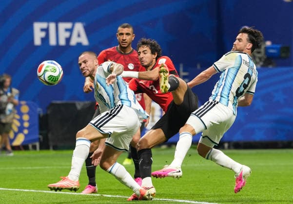 Mohamed Hany (Aegypten, 3) verteidigt gegen den Abschlussversuch von Alexis Mac Allister (Argentinien, 20). Nicolas Tagliafico (Argentinien, 3) begleitet die Angriffsaktion. USA, FIFA Weltmeisterschaft, Achtelfinale, Argentinien vs Aegypten, Atlanta, 07.07.2026 FIFA Weltmeisterschaft, Achtelfinale, Argentinien vs Aegypten, Atlanta, 07.07.2026 Atlanta *** Mohamed Hany (Egypt), 3, defends against a shot by Alexis Mac Allister (Argentina), 20; Nicolas Tagliafico (Argentina), 3, joins the attack; USA, FIFA World Cup, Round of 16, Argentina vs. Egypt, Atlanta, July 7, 2026 FIFA World Cup, Round of 16, Argentina vs. Egypt, Atlanta, July 7, 2026 Atlanta Copyright: xEibner-Pressefoto ScottxColemanx EP_SCN
