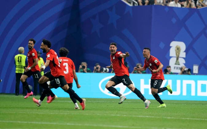 07.07.2026, Fussball Weltmeisterschaft 2026 in den USA, Achtelfinale, Argentinien - Ägypten, im Mercedes-Benz Stadium (Atlanta, GA), Torjubel Yasser Ibrahim (mitte, Ägypten) zum 1:0 ***FIFA regulations prohibit any use of photographs as image sequences and or quasi-video. EDITORIAL USE ONLY*** *** July 7, 2026, 2026 FIFA World Cup in the U.S., Round of 16, Argentina vs. Egypt, at Mercedes-Benz Stadium in Atlanta, GA, Yasser Ibrahim celebrates a goal in the center; Egypt leads 1–0 ***FIFA regulations prohibit any use of photographs as image sequences and or quasi-video. EDITORIAL USE ONLY***