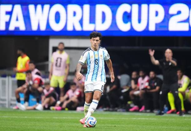 Argentina v Egypt - FIFA World Cup, WM, Weltmeisterschaft, Fussball 2026 - Round of 16 ATLANTA, USA - JULY 07: Lisandro Martinez of Argentina drives the ball during the 2026 FIFA World Cup Round of 16 match between Argentina and Egypt at Mercedes-Benz Stadium (Atlanta Stadium) in Atlanta, Georgia, United States on July 07, 2026. Jose Hernandez Anadolu Georgia United States. Editorial use only. Please get in touch for any other usage.  Copyright: x2026xAnadoluxJosexHernandezx