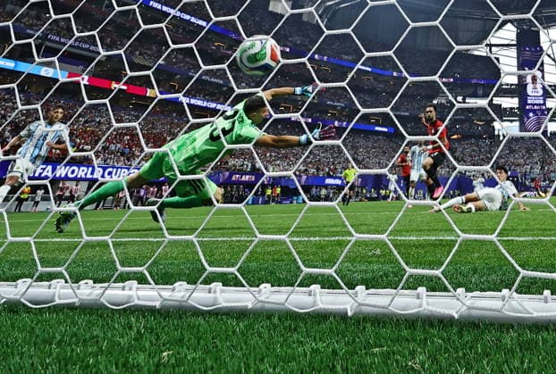 FIFA World Cup, WM, Weltmeisterschaft, Fussball 2026 - Round of 16 - Argentina vs Egypt Argentina goalkeeper Emiliano Martinez (L) concedes the 0-2 goal from Mostafa Ziko of Egypt (R) during the FIFA World Cup 2026 Round of 16 match Argentina against Egypt, in Atlanta, USA, 07 July 2026. ATLANTA United States  Copyright: xRONALDxWITTEKx