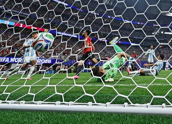 FIFA World Cup, WM, Weltmeisterschaft, Fussball 2026 - Round of 16 - Argentina vs Egypt Argentina goalkeeper Emiliano Martinez (C-R) concedes the 0-2 goal from Mostafa Ziko of Egypt (C-L) during the FIFA World Cup 2026 Round of 16 match Argentina against Egypt, in Atlanta, USA, 07 July 2026. ATLANTA United States  Copyright: xRONALDxWITTEKx