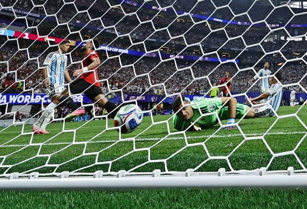 FIFA World Cup, WM, Weltmeisterschaft, Fussball 2026 - Round of 16 - Argentina vs Egypt Argentina goalkeeper Emiliano Martinez (R) concedes the 0-2 goal from Mostafa Ziko of Egypt (2-L) during the FIFA World Cup 2026 Round of 16 match Argentina against Egypt, in Atlanta, USA, 07 July 2026. ATLANTA United States  Copyright: xRONALDxWITTEKx