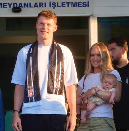 Goalkeeper Alexander Nubel in Istanbul for Besiktas ISTANBUL, TURKIYE - JULY 7: German goalkeeper Alexander Nubel, with whom Besiktas has announced an agreement in principle, poses for a photo after arriving at Ataturk Airport General Aviation Terminal in Istanbul, Turkiye, on July 7, 2026. Erhan Elaldi Anadolu Istanbul Turkey. Editorial use only. Please get in touch for any other usage.  Copyright: x2026xAnadoluxErhanxElaldix