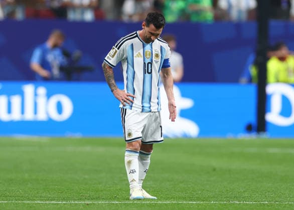 Argentina s Lionel Messi reacts after Mostafa Ziko scored a goal against Argentina in the second half of a Round of 16 FIFA World Cup, WM, Weltmeisterschaft, Fussball match at Atlanta Stadium in Atlanta, Georgia, on Tuesday, July 7, 2026.  ATL20260707910 CHRISTIANxBRUNSKILL