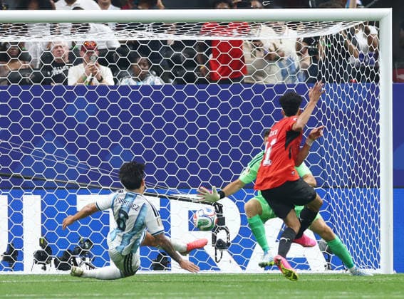 Egypt s Mostafa Ziko (11) scores a goal past Argentina s goalkeeper Emiliano Martinez and Lisandro Martinez (6) in the second halfhalf of a Round of 16 FIFA World Cup, WM, Weltmeisterschaft, Fussball match at Atlanta Stadium in Atlanta, Georgia, on Tuesday, July 7, 2026.  ATL20260707911 CHRISTIANxBRUNSKILL