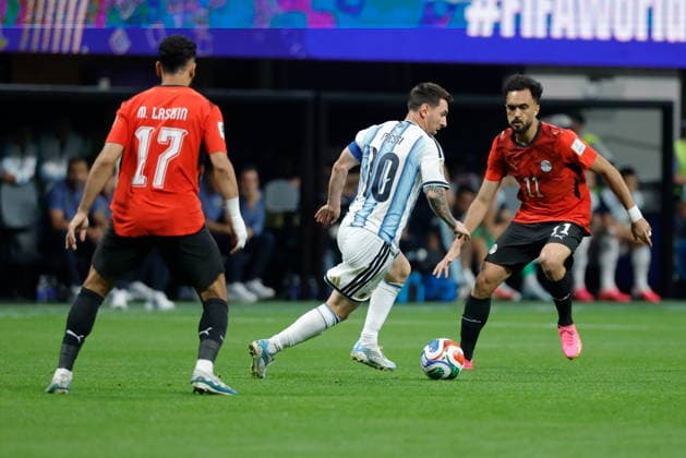 ATLANTA STADIUM GEORGIA USA 07.07.2026 MISTRZOSTWA SWIATA 2026 W PILKA NOZNA W USA MECZ GRUPA 1 8 ARGENTINA ARGENTYNA I AND EGYPT EGIPT FIFA World Cup, WM, Weltmeisterschaft, Fussball 2026 Round of 16 match between Argentina and Egypt at Atlanta Stadium in Atlanta, Georgia on July 07, 2026. N Z Argentina forward Lionel Messi 10 Egypt midfielder Mostafa Ziko 11 FOT. KAMIL KRZACZYNSKI NEWSPIX.PL PILKA NOZNA FIFA WORLD CUP 2026 MS MISTRZOSTWA SWIATA W PILCE NOZNEJ MUNDIAL USA KANADA MEKSYK 2026 --- newspix.pl  KSK