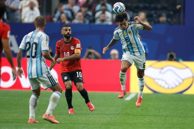 ATLANTA STADIUM GEORGIA USA 07.07.2026 MISTRZOSTWA SWIATA 2026 W PILKA NOZNA W USA MECZ GRUPA 1 8 ARGENTINA ARGENTYNA I AND EGYPT EGIPT FIFA World Cup, WM, Weltmeisterschaft, Fussball 2026 Round of 16 match between Argentina and Egypt at Atlanta Stadium in Atlanta, Georgia on July 07, 2026. N Z Egypt forward Mohamed Salah 10 Argentina defender Lisandro Martinez 6 KAMIL KRZACZYNSKI PILKA NOZNA FIFA WORLD CUP 2026 MS MISTRZOSTWA SWIATA W PILCE NOZNEJ MUNDIAL USA KANADA MEKSYK 2026 --- newspix.pl  KSK