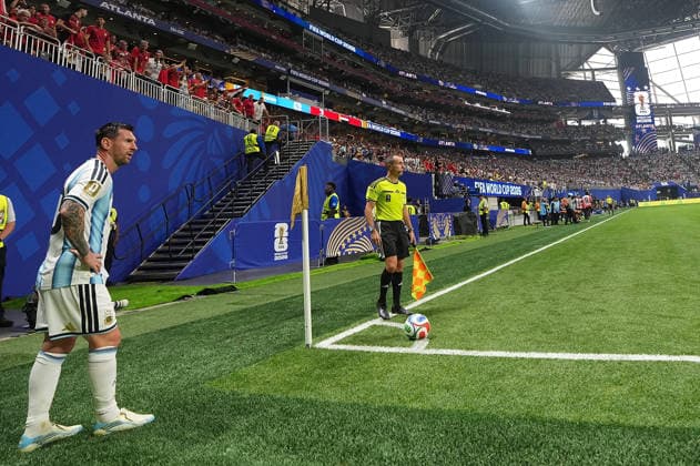 (260708) -- ATLANTA, July 8, 2026 -- Lionel Messi of Argentina prepares to take a corner kick during the round of 16 match between Argentina and Egypt at the 2026 FIFA World Cup, WM, Weltmeisterschaft, Fussball at Atlanta Stadium in Atlanta, the United States, July 7, 2026. ) (SP)U.S.-ATLANTA-FOOTBALL-FIFA WORLD CUP-ROUND OF 16-ARG VS EGY HuangxZongzhi 